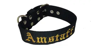 Czarna obroża dla amstaffa z haftowanym napisem "Amstaff" w kolorze złotym. Solidne metalowe okucia.