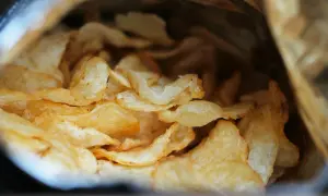 Chrupkie ziemniaczane chipsy w paczce. Czy psy mogą jeść chipsy? Lepiej nie ryzykować, bo to niezdrowa przekąska dla pupila.