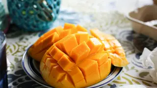 Pokrojone w kostkę mango na talerzyku. Czy pies może mango? To pytanie zadaje sobie wielu właścicieli czworonogów.