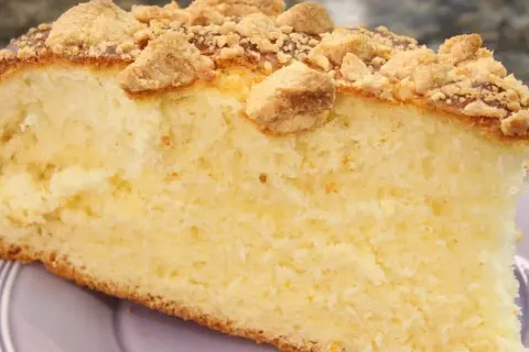 Kawałek puszystego ciasta drożdżowego z kruszonką. Czy pies może jeść ciasto drożdżowe upieczone? Lepiej nie ryzykować!