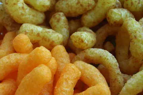 Chrupki kukurydziane w zbliżeniu. Czy pies może jeść chrupki kukurydziane? Zależy od składu, ale zazwyczaj nie są dla nich najlepszym wyborem.