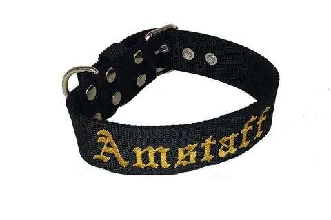 Czarna obroża dla amstaffa z haftowanym napisem "Amstaff" w kolorze złotym. Solidne metalowe okucia.