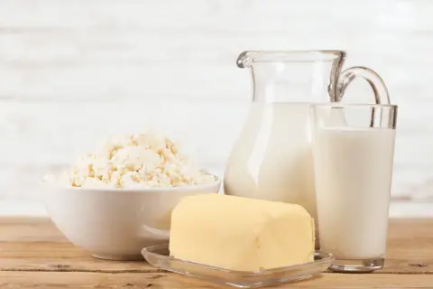 Twaróg, masło i mleko. Czy pies może jeść nabiał? Zależy od psa i rodzaju produktu.
