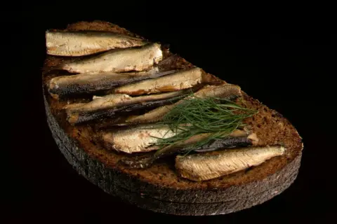 Kanapka z szprotkami na ciemnym chlebie z koperkiem. Czy szprotki są zdrowe? Tak, to bogactwo kwasów omega-3.