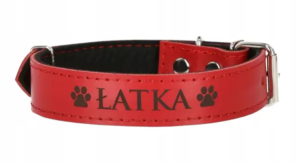 Czerwona, skórzana obroża dla psa z napisem "ŁATKA" i odciskami łap.