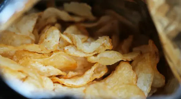 Chrupkie ziemniaczane chipsy w paczce. Czy psy mogą jeść chipsy? Lepiej nie ryzykować, bo to niezdrowa przekąska dla pupila.