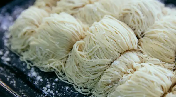 Świeży makaron, idealny do przygotowania pysznego dania. Czy pies może makaron? Lepiej nie ryzykować, ale dla ludzi to przysmak!