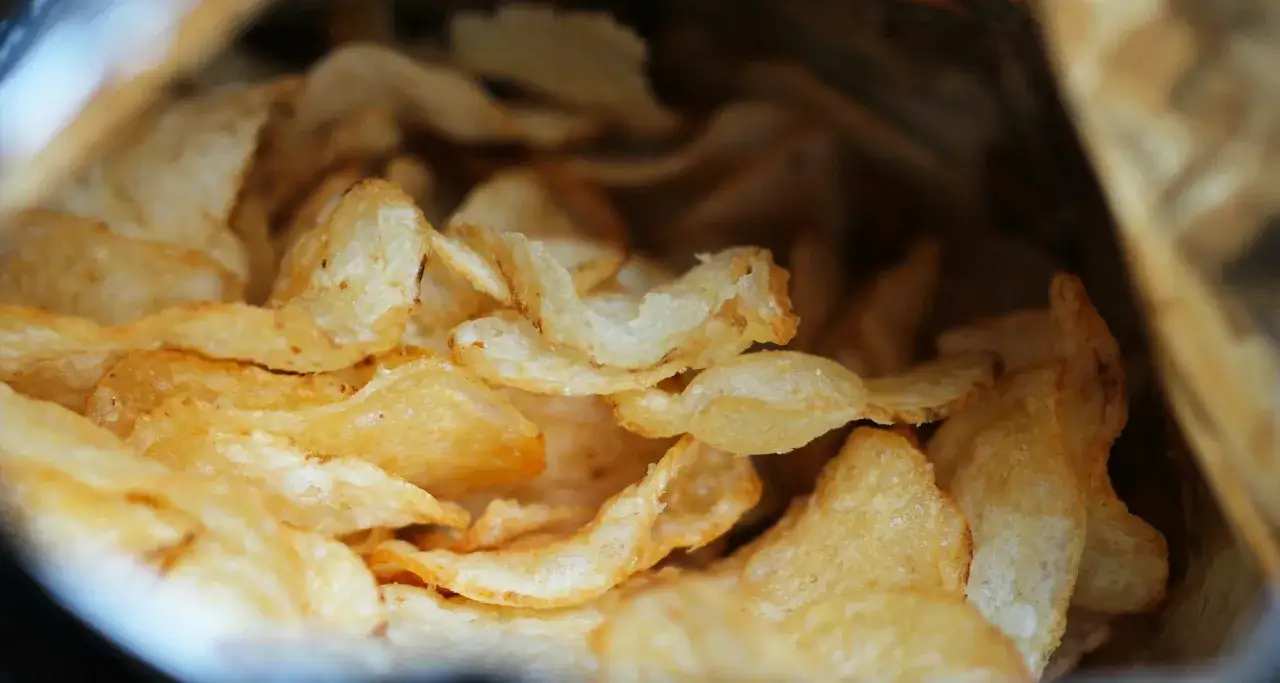 Chrupkie ziemniaczane chipsy w paczce. Czy psy mogą jeść chipsy? Lepiej nie ryzykować, bo to niezdrowa przekąska.
