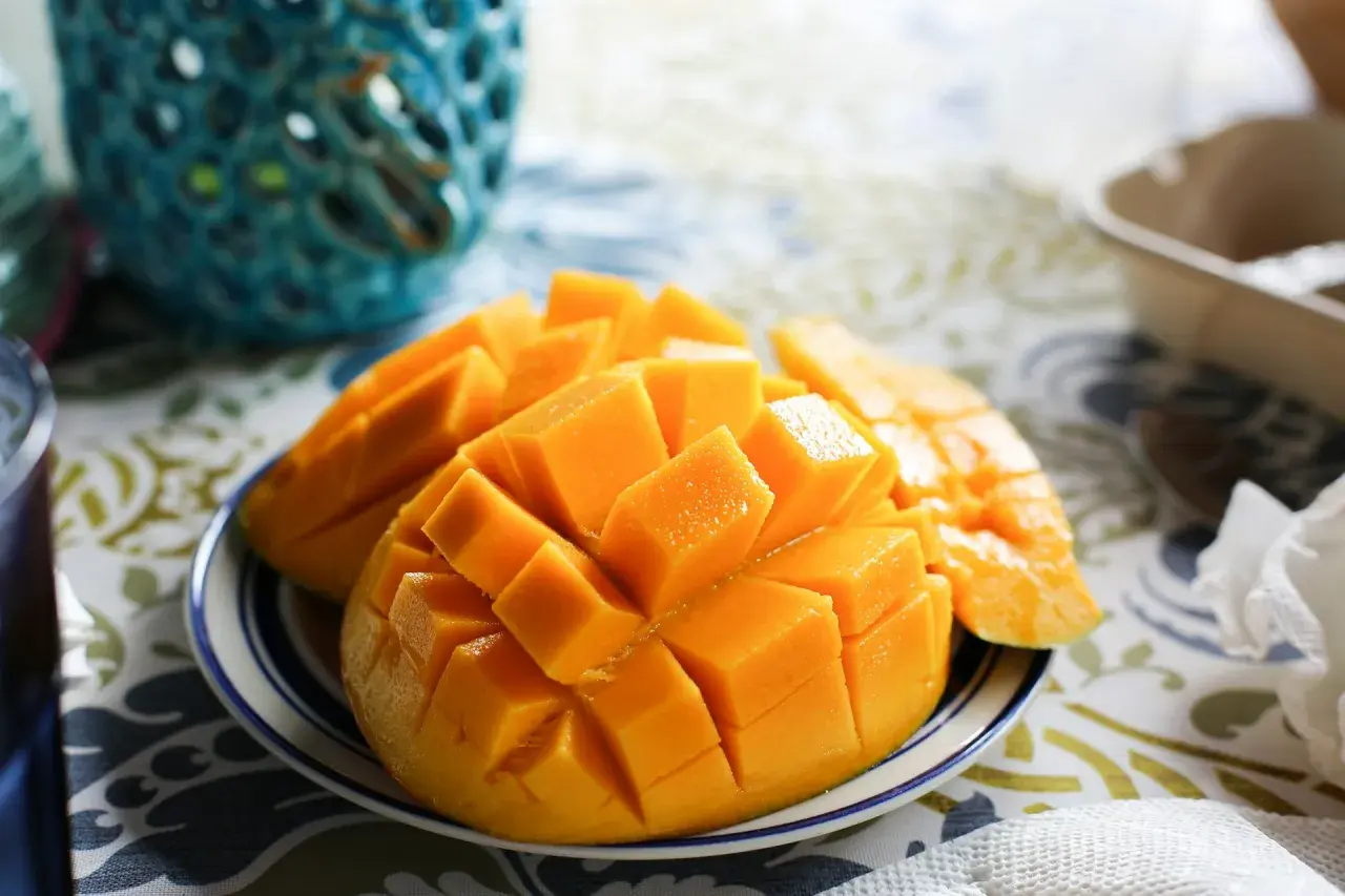 Pokrojone w kostkę mango na talerzyku. Czy pies może mango? To pytanie zadaje sobie wielu właścicieli czworonogów.