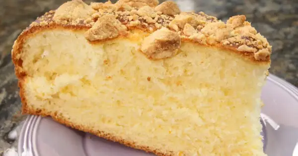 Kawałek puszystego ciasta drożdżowego z kruszonką. Czy pies może jeść ciasto drożdżowe upieczone? Lepiej nie ryzykować!