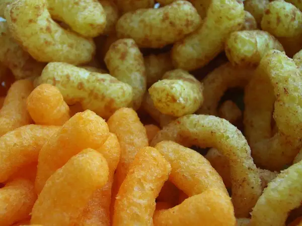 Chrupki kukurydziane w zbliżeniu. Czy pies może jeść chrupki kukurydziane? Zależy od składu, ale zazwyczaj nie są dla nich najlepszym wyborem.