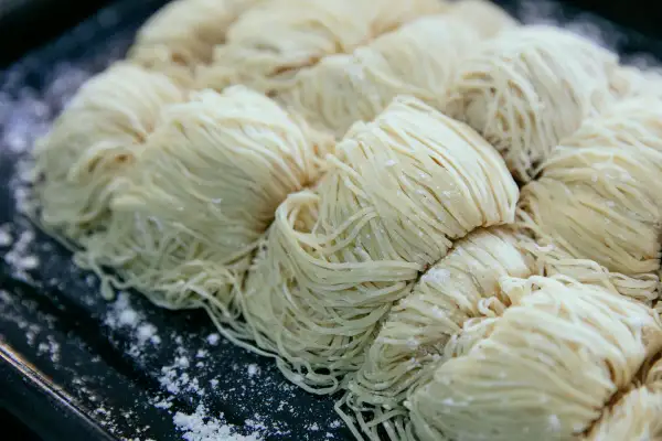 Świeży makaron, idealny do przygotowania pysznego dania. Czy pies może makaron? Lepiej nie ryzykować, ale dla ludzi to przysmak!